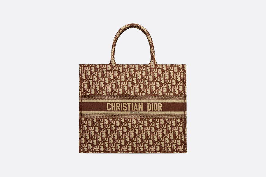 Поклонницы Dior теперь могут разместить свои инициалы на оригинальной сумке бренда
