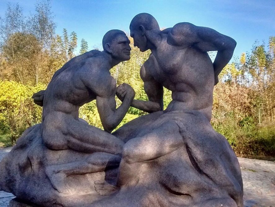 Автор скульптуры "голых" братьев Кличко прокомментировал свое творение