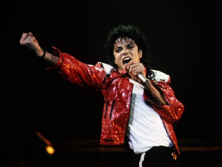 Легендарную белую перчатку Майкла Джексона продали на аукционе