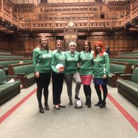 Депутаты сыграли в футбол в британском парламенте и получили “красную карточку” от спикера