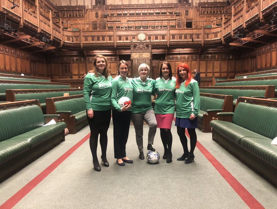 Депутаты сыграли в футбол в британском парламенте и получили "красную карточку" от спикера