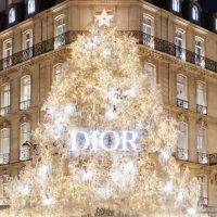 Модное Рождество в Париже: декор от Dior и благотворительные “елки”