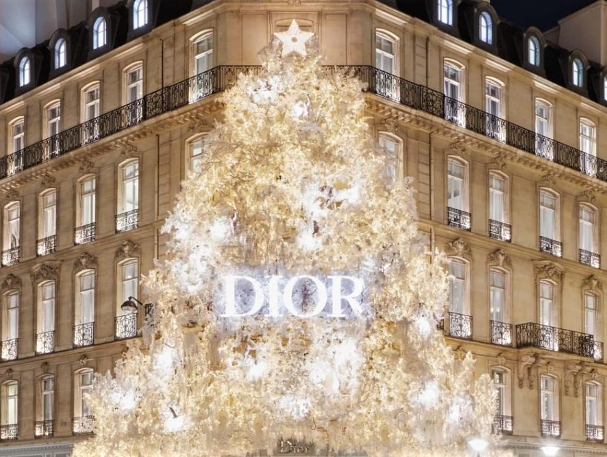 Модное Рождество в Париже: декор от Dior и благотворительные "елки"
