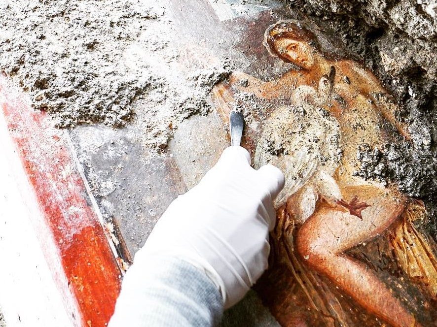 Археологи обнаружили в Помпеях эротическую фреску