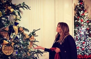 Меланья Трамп поделилась яркими рождественскими фото из Белого дома