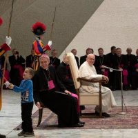 Шестилетний мальчик невольно стал звездой аудиенции Папы Римского