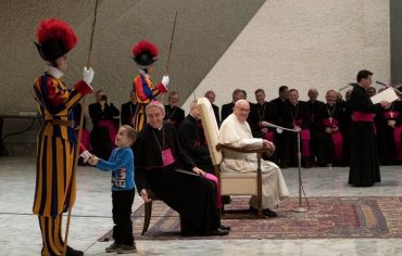 Шестилетний мальчик невольно стал звездой аудиенции Папы Римского