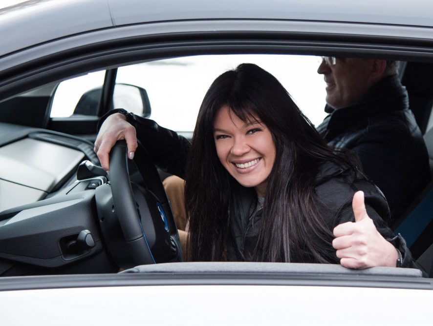 В новый год с чистой энергией: Руслана пересела на электромобиль