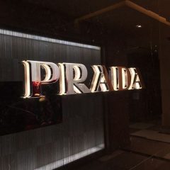 Другой мир в ярком цвете: новая круизная коллекция 2019 от Prada