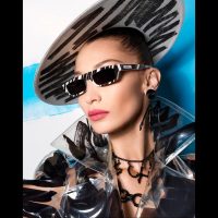 Белла Хадид в роскошном образе снялась в рекламе Moschino