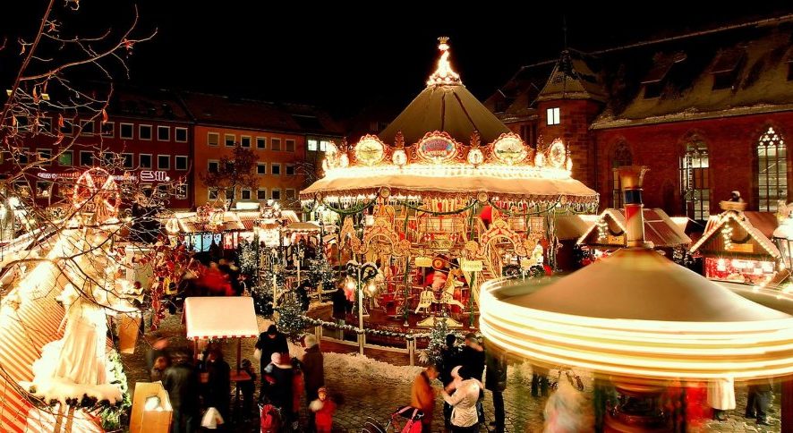 Вкусный глинтвейн и колбаски: в Нюрнберге открылась рождественская ярмарка