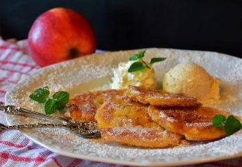 Постный завтрак: яблочные оладьи с корицей