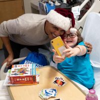 Барак Обама в образе Санты поздравил детей американской больницы