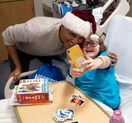 Барак Обама в образе Санты поздравил детей американской больницы