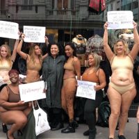 “Падшие ангелы”: британки в белье протестовали против стандартов модной индустрии