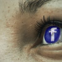 “Целомудренный” Facebook: соцсеть исключила даже намеки на секс