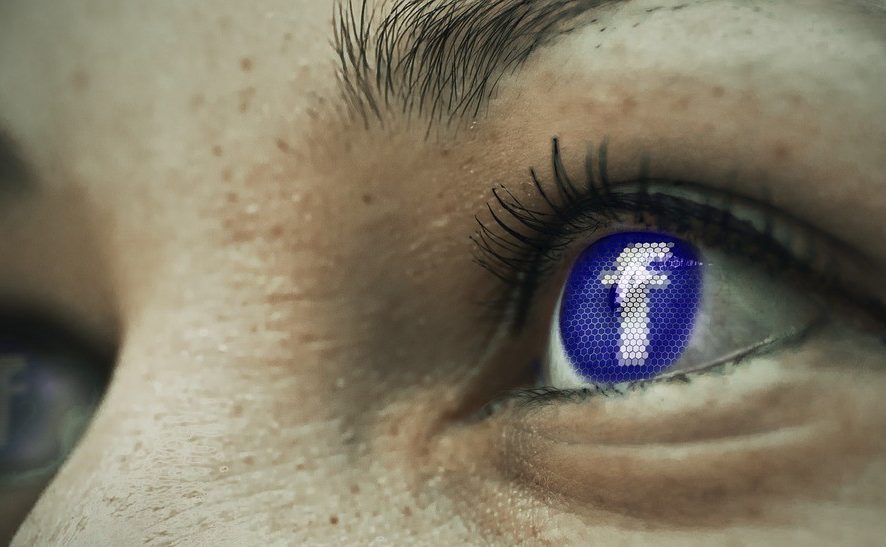 "Целомудренный" Facebook: соцсеть исключила даже намеки на секс