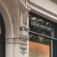 Подростки в футболках на улицах: Louis Vuitton показал лоу-фай кампанию
