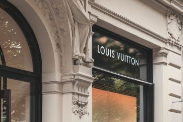 Подростки в футболках на улицах: Louis Vuitton показал лоу-фай кампанию