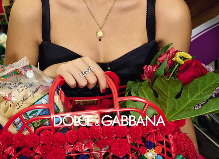 Пластиковые сумки и модные очки: Dolce & Gabbana сняли рекламный кампейн на рынке