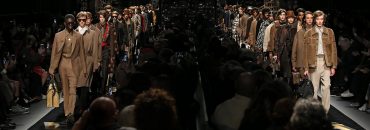 Прозрачные рубашки и твидовые костюмы: Fendi показали первую коллекцию по эскизам Карла Лагерфельда