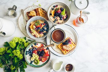 Энергетический завтрак: простой рецепт "пирога" с фруктами и орехами