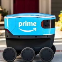 Сервис Amazon тестирует роботов-курьеров для доставки посылок