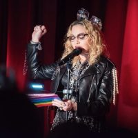 Мадонна вместе с сыном выступила в легендарном нью-йоркском гей-баре