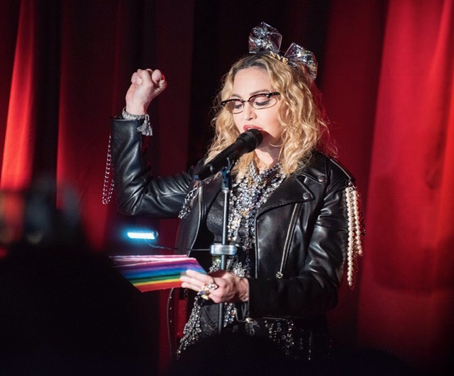 Мадонна вместе с сыном выступила в легендарном нью-йоркском гей-баре