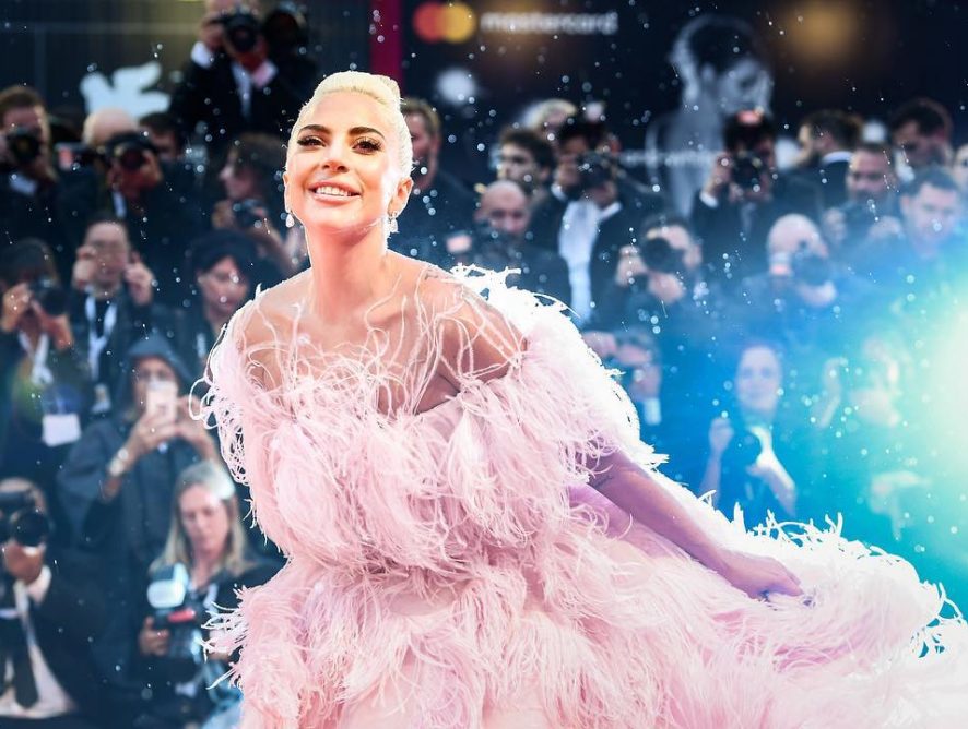 Подвинула яйцо: Леди Гага установила новый рекорд в Instagram