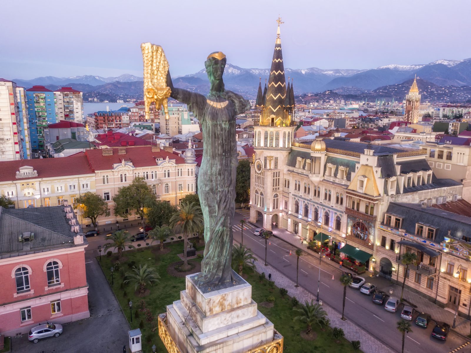 Batumi. Грузия Батуми. Центр Батуми Грузия. Грузия столица Батуми. Скульптура Медеи в Батуми.