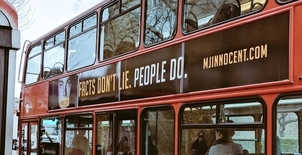 С лондонских автобусов уберут рекламу "невиновного" Майкла Джексона