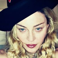 Обольстительная и мокрая: Мадонна снялась для обложки британского Vogue