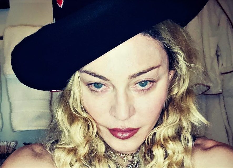 Обольстительная и мокрая: Мадонна снялась для обложки британского Vogue