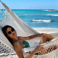 Знойная красота: Алессандра Амбросио выбрала смелый купальник для пляжного отдыха