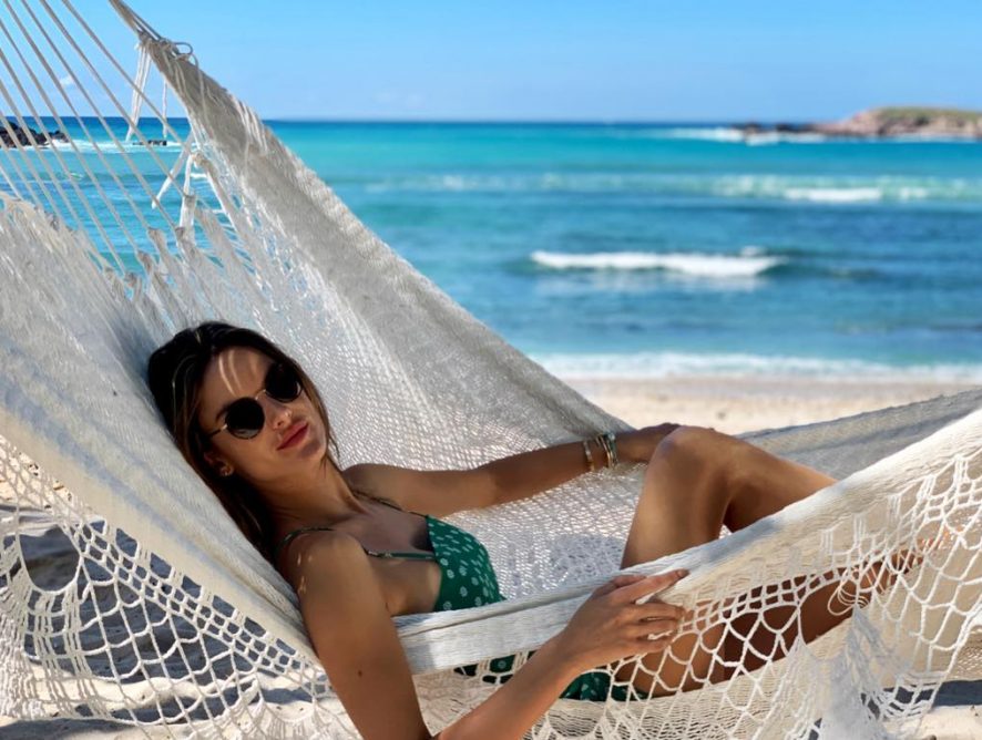 Знойная красота: Алессандра Амбросио выбрала смелый купальник для пляжного отдыха