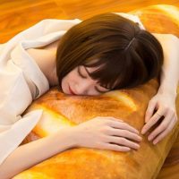 Сон на батоне: на Amazon появилась “хлебная” подушка