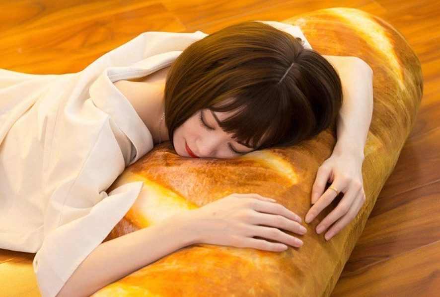 Сон на батоне: на Amazon появилась "хлебная" подушка