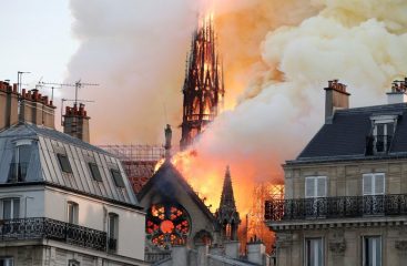 "Леди Парижа в огне":  мир с болью отреагировал на пожар в Нотр-Дам де Пари
