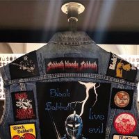 Очки Оззи Осборна и гостиная фаната: в британском музее чествуют 50-летие Black Sabbath