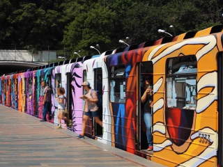 Поезд-мурал: в Киеве художники полностью разрисовали вагон метро