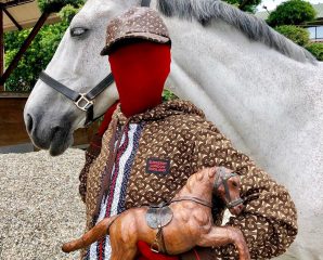 На фоне лошадей: Burberry показали кадры со съемки с анонимом