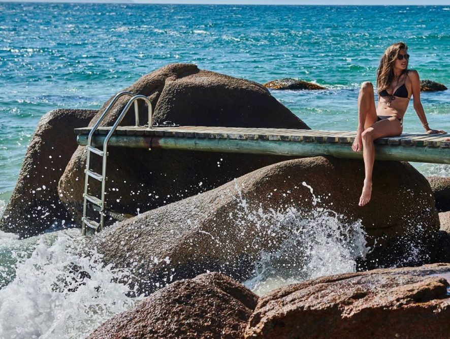 Курс на пляж: сексуальная Алессандра Амбросио продемонстрировала купальники собственного бренда