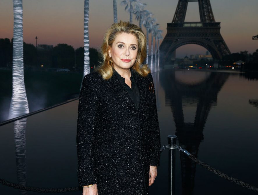 Катрин Денев в актуальной блузке посетила шоу Louis Vuitton в Париже