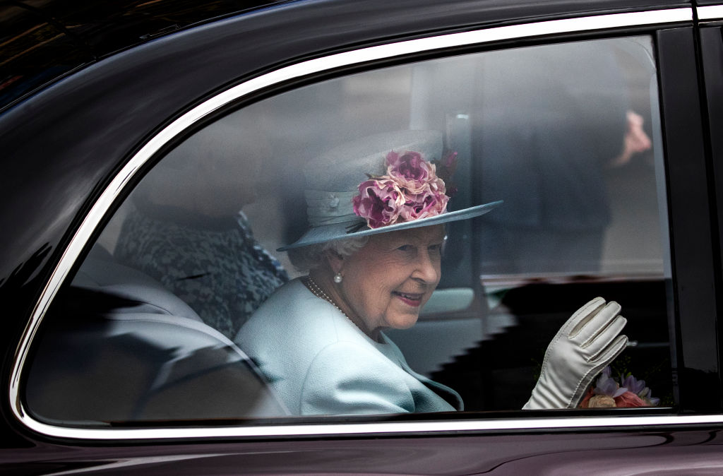 Сочетание голубого и розового: Елизавета II пришла в церковь в светлом наряде