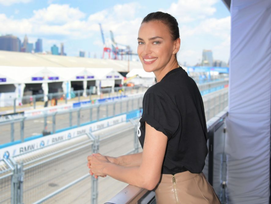 Игривая Ирина Шейк в кожаной юбке провела время с гонщиками "Формулы-Е"