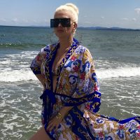 Фестиваль на курорте: Бужинская в ярком купальнике показала, как проводит лето в Болгарии
