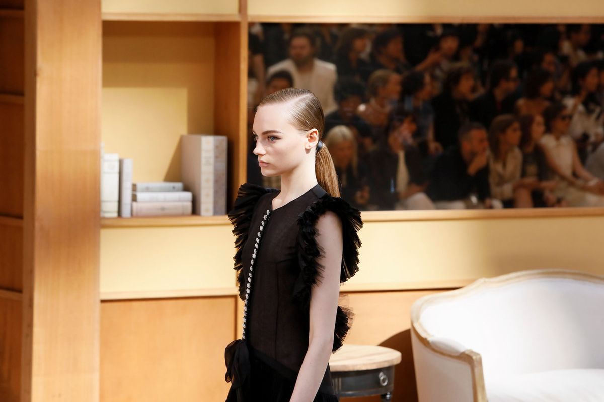 Отличница в библиотеке: Chanel в Гран-Пале показали кутюрную коллекцию