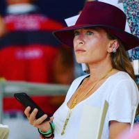 Мэри-Кейт Олсен показала стильный лук на турнире верховой езды