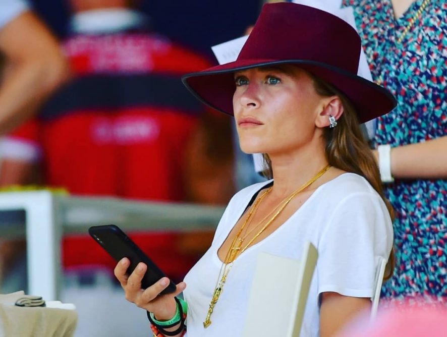 Мэри-Кейт Олсен показала стильный лук на турнире верховой езды